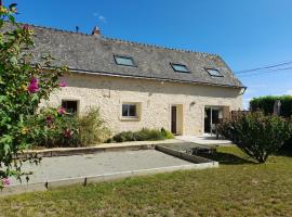 Gîte de charme rénové avec jardin clos, baignoire balnéo et proche d'Angers - FR-1-622-27，位于Corzé的酒店