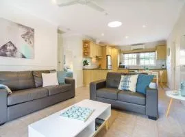 'By the Beach' Your Comfy Rosebud Holiday Home