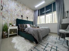 Park view bedroom in family apartment，位于沙迦的海滩短租房