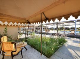 The Fern Seaside Luxurious Tent Resort Diu，位于迪乌的带停车场的酒店