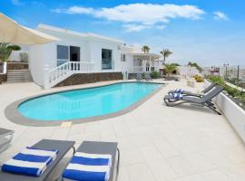 Luxury Puerto Del Carmen Villa - 4 Bedrooms - La Perla Modern Furnishings Stunning Sea Views，位于蒂亚斯的酒店
