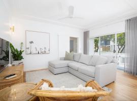 Blissful Merewether Beach Cottage - A Coastal Gem，位于纽卡斯尔的酒店