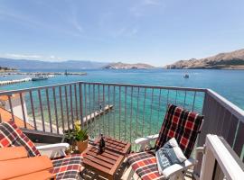 Little beach house，位于巴斯卡的住宿