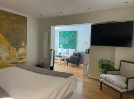 Espléndido dormitorio en Suite，位于Fuente el Saz哈拉马赛道附近的酒店