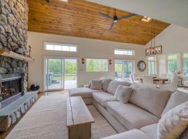 The Mountain House Windham Retreat with Hot Tub!，位于温德姆的酒店