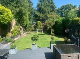 Beautiful Little Bungalow, Indoor Fireplace, & Bar，位于阿施的酒店