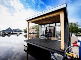Modern houseboat top location with an unobstructed view of the Lake，位于Offingawier的船屋