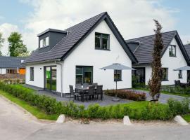 Beautiful holiday home with lots of space in a holiday park near Alkmaar，位于Hensbroek的带停车场的酒店