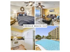 Emerald Beach #1227 by Book That Condo，位于巴拿马城海滩的酒店
