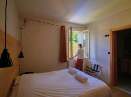 Hostel Quartier Libre，位于鲁瓦扬地区圣让Foret附近的酒店