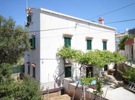 Apartments by the sea Unesic - Unije, Losinj - 8044，位于乌尼耶岛的酒店