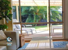 Coastal Vibe, 4 beds Short Walk to the Beach，位于阿丁格海滩的酒店