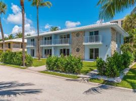 Lux Beachside 2nd Floor Condo 3 Steps to the Beach!，位于朱诺海滩的酒店