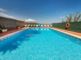 21 Sleeps Private Pool Villa & BBQ Near Barcelona，位于Rocafort的别墅