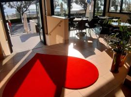 安科酒店，位于西尼加利亚的酒店