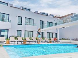 Pêro Teive Bay Apartments Hotel，位于蓬塔德尔加达的带泳池的酒店