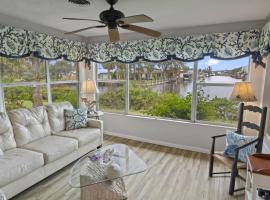 Palm Paradise Waterfront Home - Flagler Beach - Dock - Pet Friendly - Close To The Beach，位于弗拉格勒海滩的酒店