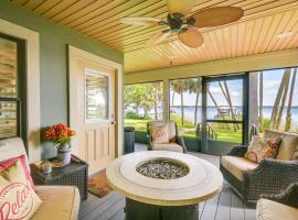 East Palatka Home on St Johns River with Boat Dock!，位于East Palatka的酒店