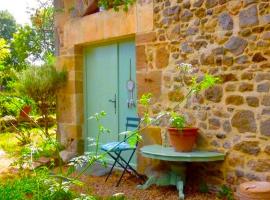 Domaine Charente - Familyroom Gypsy with garden (with external toilet & shower house)，位于Mazières的度假短租房