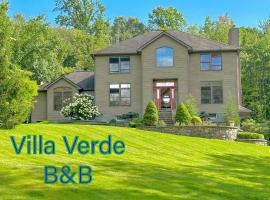 Villa Verde B&B, Greenwood Lake, NY，位于门罗的住宿加早餐旅馆