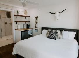 Downtown Studio 3 at Beer Ranch Project Inn，位于温伯利的酒店