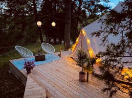 tent romantica a b&b in a luxury glamping style，位于玛丽费莱德的豪华帐篷营地