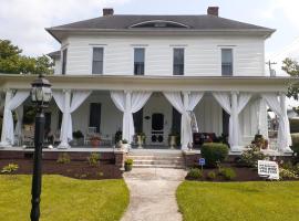 Cozy Turret Room at Nottingham Place in Wise with Plush Queen Bed, Private Detached Full Bath，位于Wise的酒店