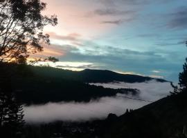 Hermosa vista, casa en Boquete.，位于下博克特的酒店