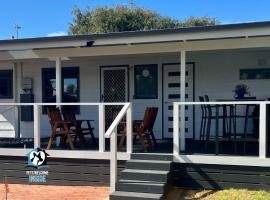 3BR Updated Coastal Beach House in Funky Port Elliot，位于埃利奥特港的酒店