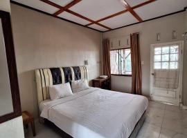 RON'S Guest House Berastagi Backpacker Rooms，位于不拉士打宜的酒店