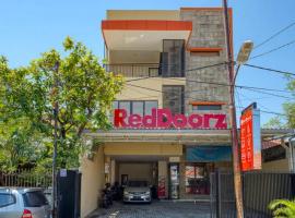 RedDoorz Syariah near Airlangga University Campus B，位于泗水Gubeng的酒店