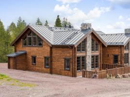 Newly built cottage near skiing and golf in Idre, Dalarna，位于伊德勒的酒店