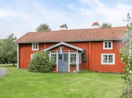Nice cottage in Bolmstad outside Ljungby，位于永比的乡村别墅
