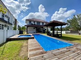 Riverside Bungalow with Pool at Koliba, Casa del Fiume，位于瓜拉丁加奴的带泳池的酒店