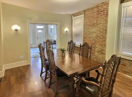 1900s Downtown Rowhouse, walkable, historic, pet friendly, spacious.，位于坎伯兰的酒店