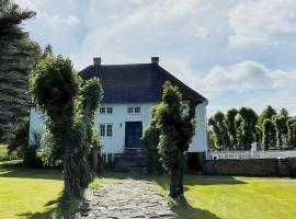 Bosvik Gård, nyrenovert leilighet i hovedhus fra 1756，位于里瑟尔的海滩短租房