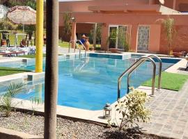 Espace vert avec logement familial et piscine privée terrasse，位于萨菲的酒店