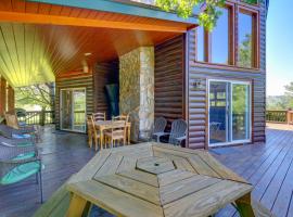 Piney Creek Cabin with Deck, Grill and Mountain Views!，位于Piney Creek的别墅