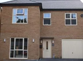 Haven - Spacious Luxury Home perfect for families, couples and contractors! 5mins to Xscape and Junction 32!