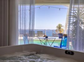 LES SUITES LOVE 1 SPA VUE MER PISCINe，位于马赛的带按摩浴缸的酒店