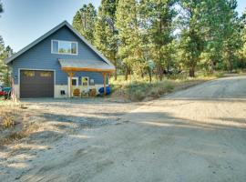 Cascade Cabin Hideaway with Views, half Mi to Lake，位于卡斯凯德的带停车场的酒店