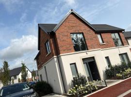 3 bed rooms Vip family house，位于都柏林的酒店