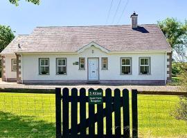 Quiet Farm Bungalow Enniskillen Fermanagh，位于恩尼斯基林的酒店