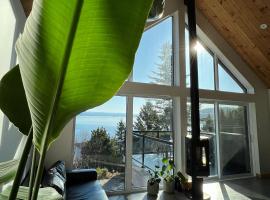 Magical Loft : Breathtaking View & Cozy Fireplace，位于萨格奈的海滩短租房
