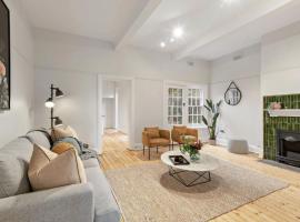 NEWLY RENOVATED LARGE 3.5 BDRM HOUSE! BEST OF MELB，位于墨尔本的海滩短租房