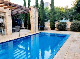 Luxury Unique stone Villa and pool in Caesarea，位于凯撒利亚的酒店