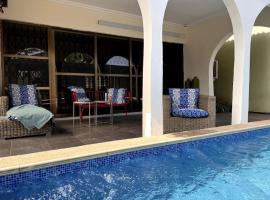 Relaxinhaatso - 4 Bedroom luxury house with pool，位于Haatso的度假屋