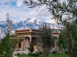 Lchang Nang Retreat-THE HOUSE OF TREES-Nubra Valley，位于努布拉的酒店