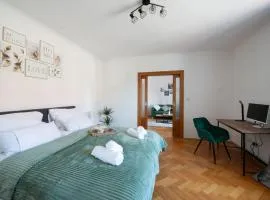 BeSSa Homes 6 Personen 2 Schlafzimmer, 3 King Size, Betten, Balkon, Küche