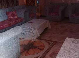 شقة بڤيلا بالمنيا الجديده للايجار اليومي و الاسبوعي，位于Nazlat al Ḩājir的带停车场的酒店